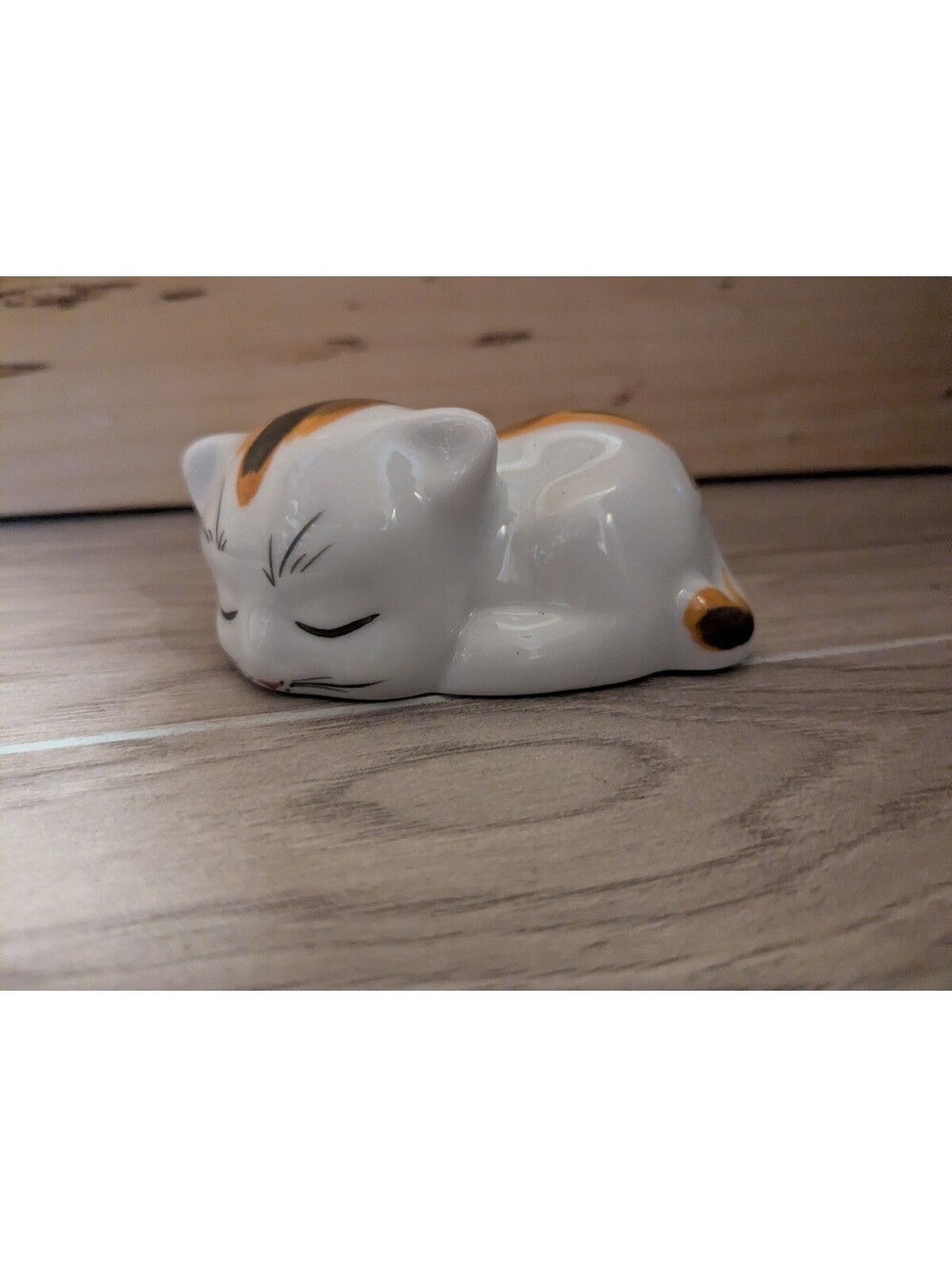 Vintage cat/kitten figurine decor
